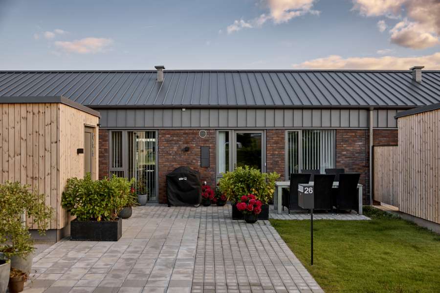 Vergangenheit und Zukunft treffen sich in stahlverkleideten Reihenhäusern mit Geschichte im Hinterhof, Jernaldervej 8, 8600 Silkeborg, Dänemark